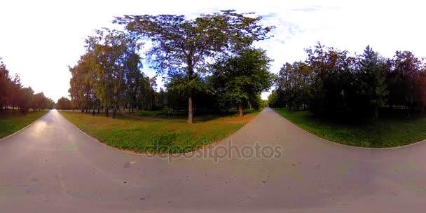 UHD 4K 360 VR Réalité virtuelle d'un parc municipal zone de loisirs. Arbres et herbe verte le jour d'automne ou d'été — Video