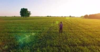 Alçak irtifa drone uçuş mükemmel asfalt yol, sportif kadının önünde