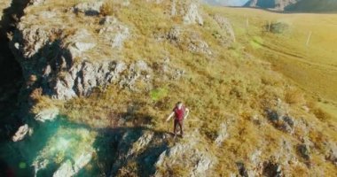 Yürüyüş delikanlı uçurumun tepesinde duran hava Uhd 4k uçuş