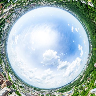 Kesişen yollar, evler, binalar, parklar ve otoparklar olan havacılık şehri manzarası. Güneşli yaz panoramik resmi