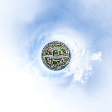 Kesişen yollar, evler, binalar, parklar ve otoparklar olan havacılık şehri manzarası. Güneşli yaz panoramik resmi