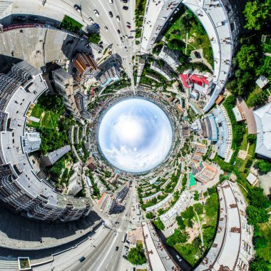 Kesişen yollar, evler, binalar, parklar ve otoparklar olan havacılık şehri manzarası. Güneşli yaz panoramik resmi