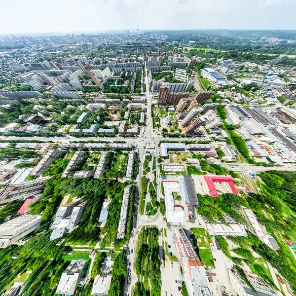 Luftaufnahme der Stadt mit Kreuzungen und Straßen, Häusern, Gebäuden, Parks und Parkplätzen. Sonniges Sommerpanorama — Stockfoto