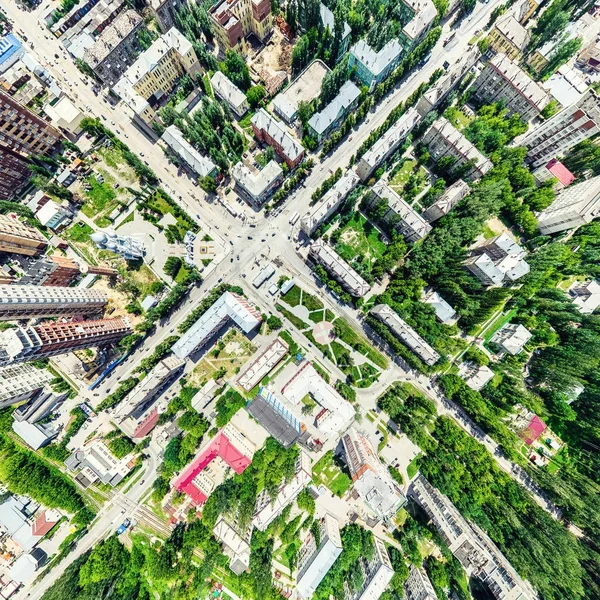 Vue aérienne de la ville avec carrefour et routes, maisons, bâtiments, parcs et parkings. Image panoramique ensoleillée d'été — Photo