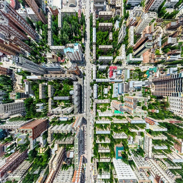 交差点や道路、住宅、建物、公園や駐車場と空中都市の景色。晴れた夏のパノラマ画像 — ストック写真