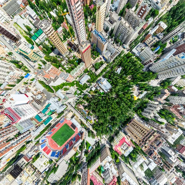 Luftaufnahme der Stadt mit Kreuzungen und Straßen, Häusern, Gebäuden, Parks und Parkplätzen. Sonniges Sommerpanorama — Stockfoto