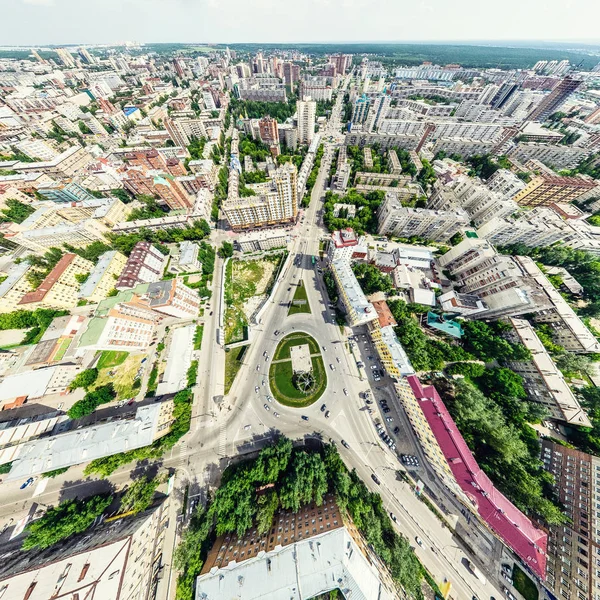 Uitzicht op de stad vanuit de lucht met kruispunten en wegen, huizen, gebouwen, parken en parkeerplaatsen. Zonnige zomer panoramisch beeld — Stockfoto