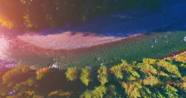 Güneşli yaz sabahında temiz ve taze bir dağ nehri üzerinde uçuşun ortasındayız. Dikey hareket