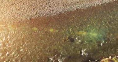 Güneşli yaz sabahında temiz ve taze bir dağ nehri üzerinde uçuşun ortasındayız. Dikey hareket
