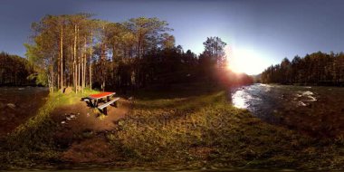 UHD 4K 360 VR Bir nehrin Sanal Gerçekliği güzel dağ ormanlarında kayaların üzerinden akıyor