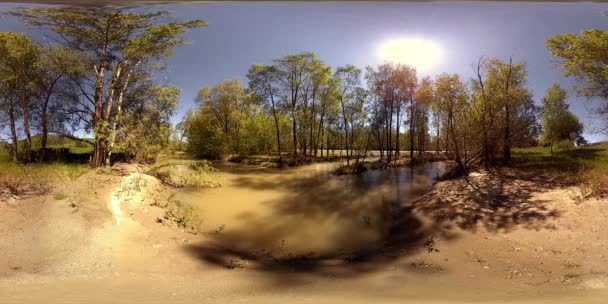 UHD 4K 360 VR Realidade Virtual de um rio flui sobre rochas em bela paisagem de floresta de montanha — Vídeo de Stock