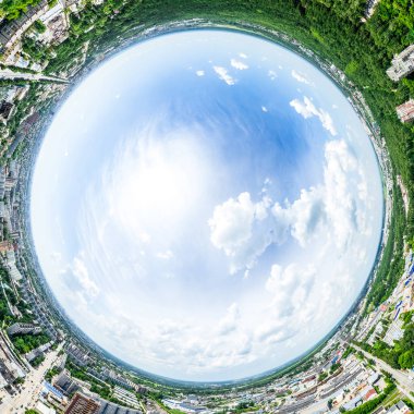 Kesişen yollar, evler, binalar, parklar ve otoparklar olan havacılık şehri manzarası. Güneşli yaz panoramik resmi