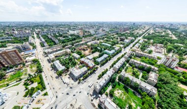 Kesişen yollar, evler, binalar, parklar ve otoparklar olan havacılık şehri manzarası. Güneşli yaz panoramik resmi