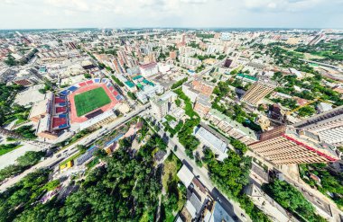 Kesişen yollar, evler, binalar, parklar ve otoparklar olan havacılık şehri manzarası. Güneşli yaz panoramik resmi