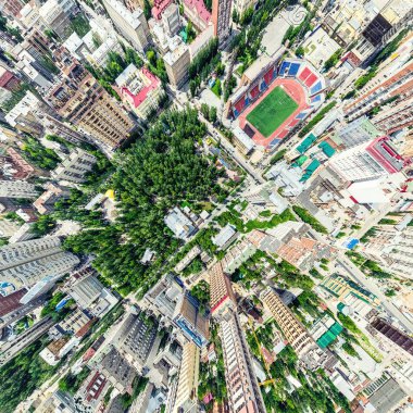 Kesişen yollar, evler, binalar, parklar ve otoparklar olan havacılık şehri manzarası. Güneşli yaz panoramik resmi