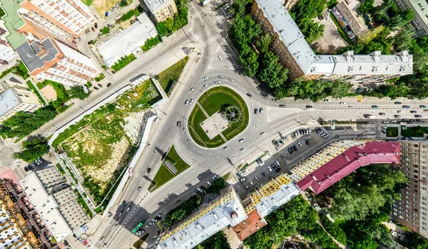 Vista aérea de la ciudad con encrucijadas y caminos, casas, edificios, parques y estacionamientos. Imagen panorámica soleada de verano —  Fotos de Stock