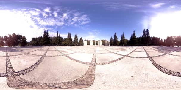 UHD 4K 360 VR Realidad virtual de un área recreativa del parque de la ciudad. Árboles y hierba verde en el día de otoño o verano — Vídeos de Stock