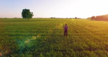 Alçak irtifa drone uçuş mükemmel asfalt yol, sportif kadının önünde