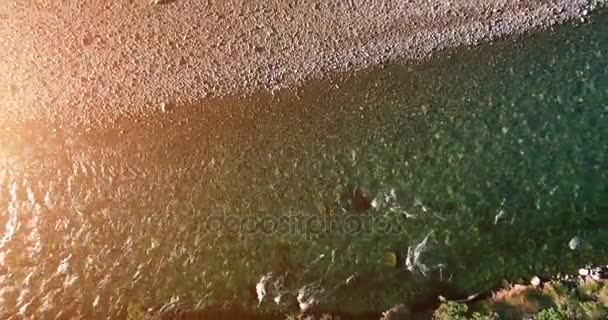 Vuelo en medio del aire sobre un río de montaña fresco y limpio en la soleada mañana de verano. Movimiento vertical — Vídeos de Stock