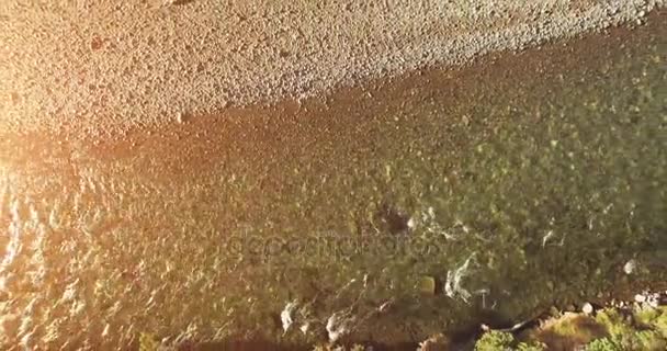 Vuelo en medio del aire sobre un río de montaña fresco y limpio en la soleada mañana de verano. Movimiento vertical — Vídeos de Stock