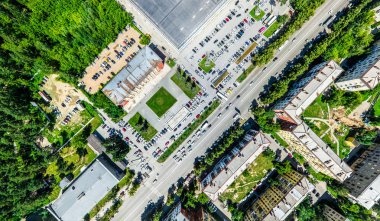 Kesişen yollar, evler, binalar, parklar ve otoparklar olan havacılık şehri manzarası. Güneşli yaz panoramik resmi