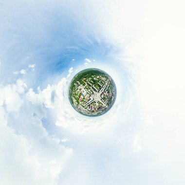 Kesişen yollar, evler, binalar, parklar ve otoparklar olan havacılık şehri manzarası. Güneşli yaz panoramik resmi