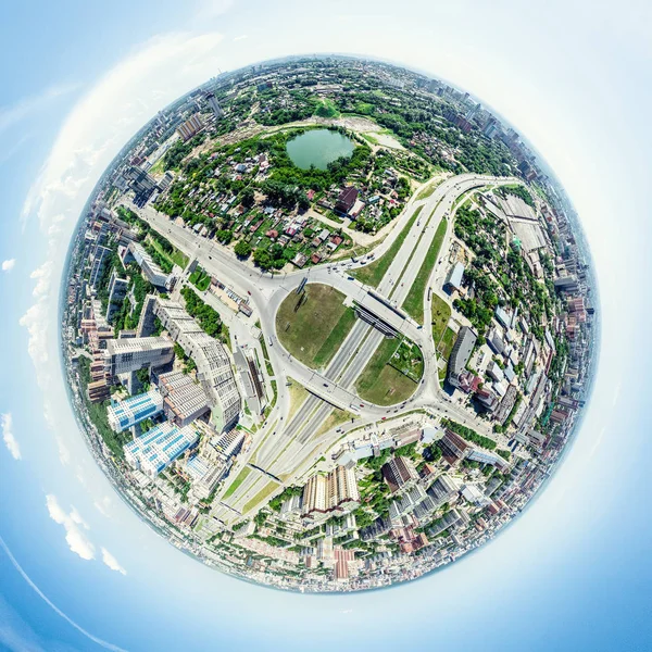 Vista aérea de la ciudad con encrucijadas y caminos, casas, edificios, parques y estacionamientos. Imagen panorámica soleada de verano —  Fotos de Stock