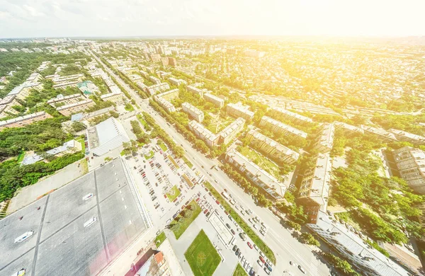 Uitzicht op de stad vanuit de lucht met kruispunten en wegen, huizen, gebouwen, parken en parkeerplaatsen. Zonnige zomer panoramisch beeld — Stockfoto