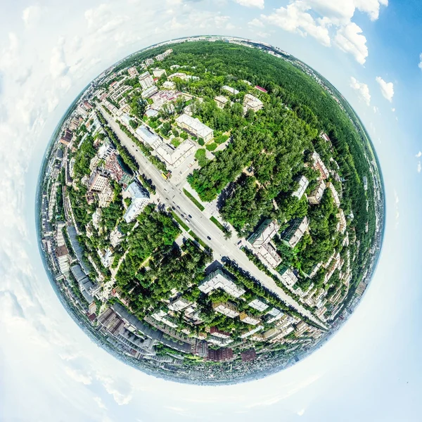 Vista aérea da cidade com encruzilhada e estradas, casas, edifícios, parques e estacionamentos. Verão ensolarado imagem panorâmica — Fotografia de Stock