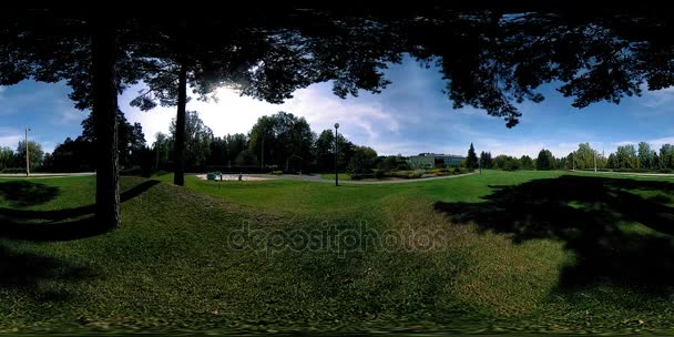 UHD 4K 360 VR Realidad virtual de un área recreativa del parque de la ciudad. Árboles y hierba verde en el día de otoño o verano — Vídeo de stock
