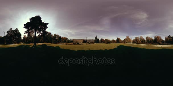 UHD 4K 360 VR Realidad virtual de un área recreativa del parque de la ciudad. Árboles y hierba verde en el día de otoño o verano — Vídeos de Stock