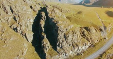 Yürüyüş delikanlı uçurumun tepesinde duran hava Uhd 4k uçuş