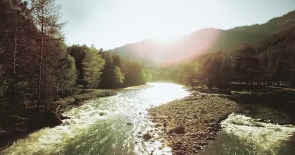 Vista aérea 4k UHD. Vuelo bajo sobre el río fresco de montaña fría en la soleada mañana de verano . — Vídeo de stock