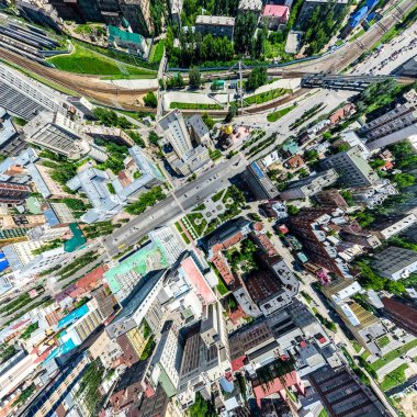 Kesişen yollar, evler, binalar, parklar ve otoparklar olan havacılık şehri manzarası. Güneşli yaz panoramik resmi