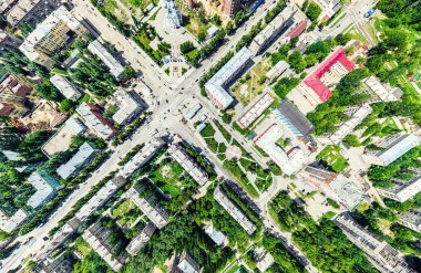 Kesişen yollar, evler, binalar, parklar ve otoparklar olan havacılık şehri manzarası. Güneşli yaz panoramik resmi