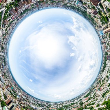 Kesişen yollar, evler, binalar, parklar ve otoparklar olan havacılık şehri manzarası. Güneşli yaz panoramik resmi