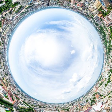 Kesişen yollar, evler, binalar, parklar ve otoparklar olan havacılık şehri manzarası. Güneşli yaz panoramik resmi