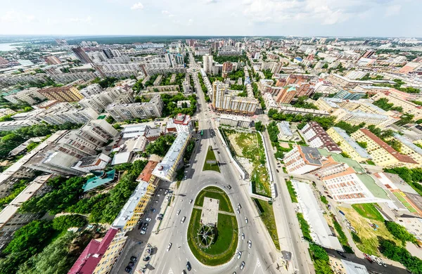 Légi kilátás kereszteződésekkel és utakkal, házak, épületek, parkok és parkolók. Napfényes nyári panoráma kép — Stock Fotó