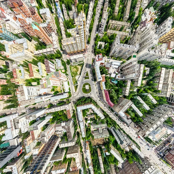 Légi kilátás kereszteződésekkel és utakkal, házak, épületek, parkok és parkolók. Napfényes nyári panoráma kép — Stock Fotó