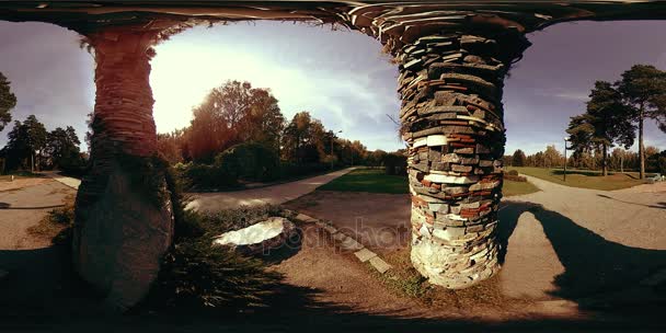 UHD 4K 360 VR Virtual Reality eines Erholungsgebietes im Stadtpark. Bäume und grünes Gras am Herbst- oder Sommertag — Stockvideo