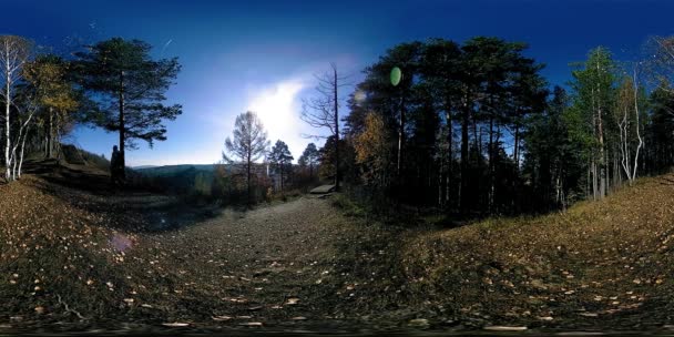 4k 360 Vr virtual Reality för en härligt berg scen på höstens gång. Vilda ryska berg och turist man. — Stockvideo