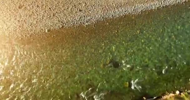 Vuelo en medio del aire sobre un río de montaña fresco y limpio en la soleada mañana de verano. Movimiento vertical — Vídeos de Stock