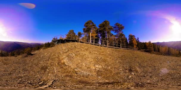 Realtà virtuale 4K 360 VR di una bellissima scena di montagna in autunno. Montagne russe selvagge . — Video Stock