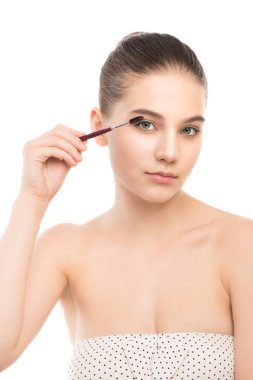 Temiz yüzü ile genç esmer kadın. Kız mükemmel cilt kozmetik fırça uygulamak. Beyaz izole.