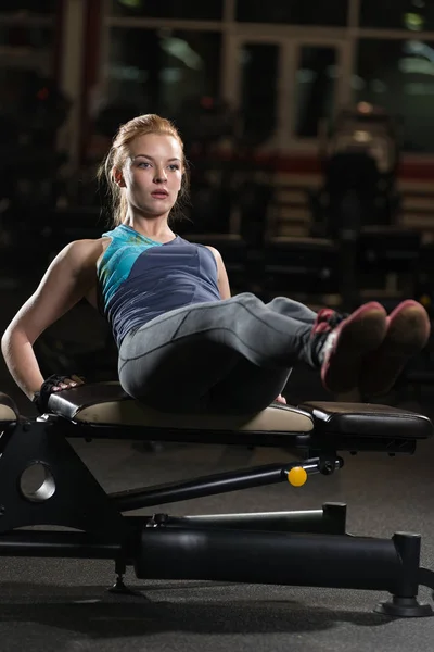 Woman doing strength exercises for abs muscles — Stock Photo, Image