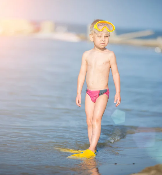 Милый малыш в маске и ластах для дайвинга на песчаном тропическом пляже . — стоковое фото
