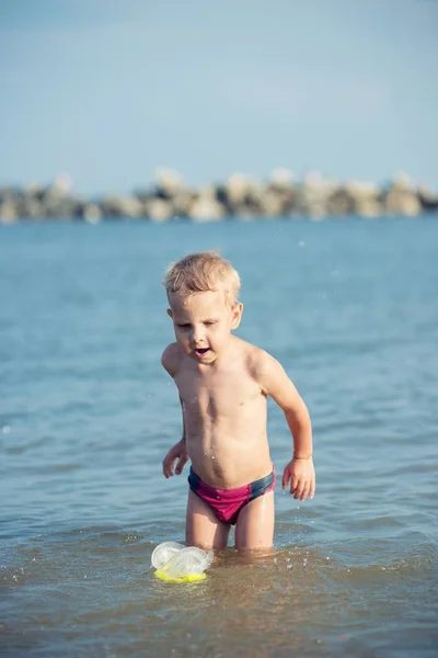 Carino bambino che indossa maschera e pinne per le immersioni sulla spiaggia tropicale di sabbia . — Foto Stock