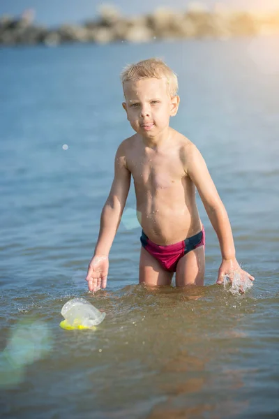 Carino bambino che indossa maschera e pinne per le immersioni sulla spiaggia tropicale di sabbia . — Foto Stock