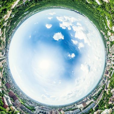 Kesişen yollar, evler, binalar, parklar ve otoparklar olan havacılık şehri manzarası. Güneşli yaz panoramik resmi