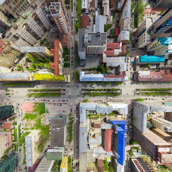 Luftaufnahme der Stadt mit Kreuzungen und Straßen, Häusern. Kopterschuss. Panorama-Bild. — Stockfoto